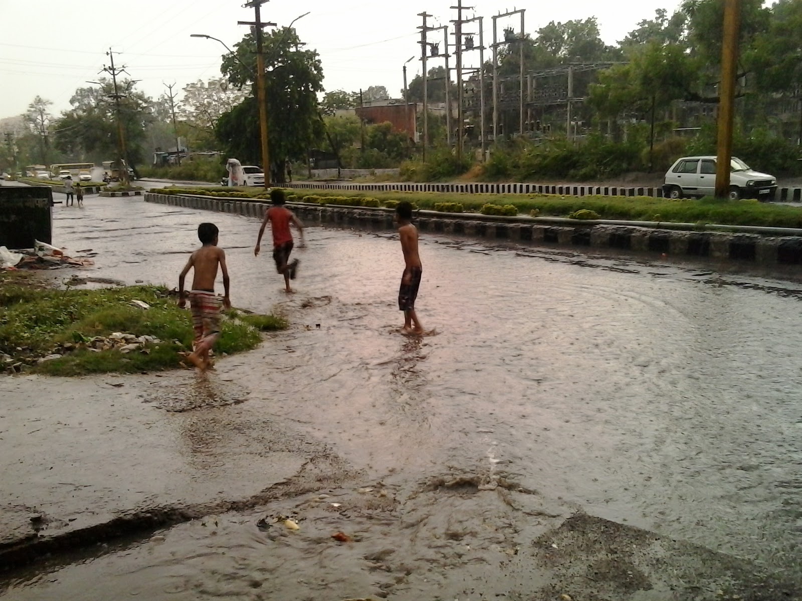 Heavy rains lash Uttar Pradesh, 37 people die in 2 days